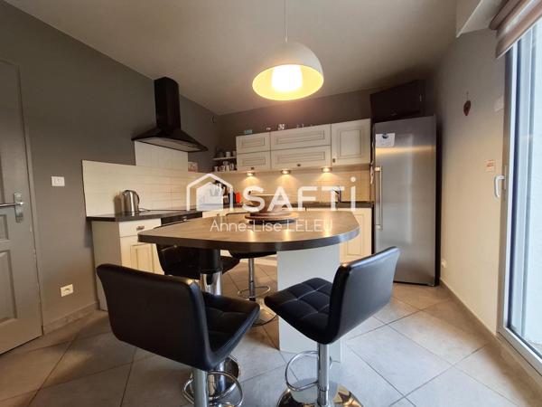 A deux minutes du Bord des Eaux, une maison familiale discrète aux volumes rares