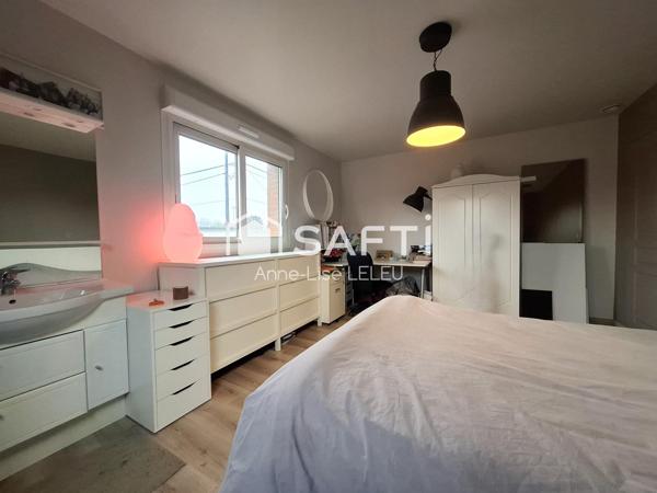 A deux minutes du Bord des Eaux, une maison familiale discrète aux volumes rares