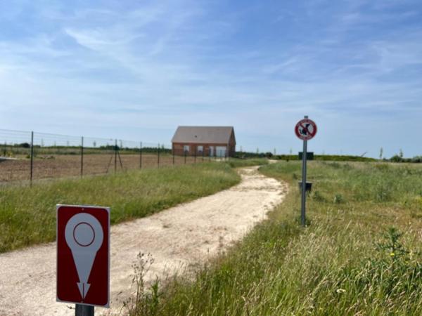 Dans charmant village tous commerces.Dossier complet