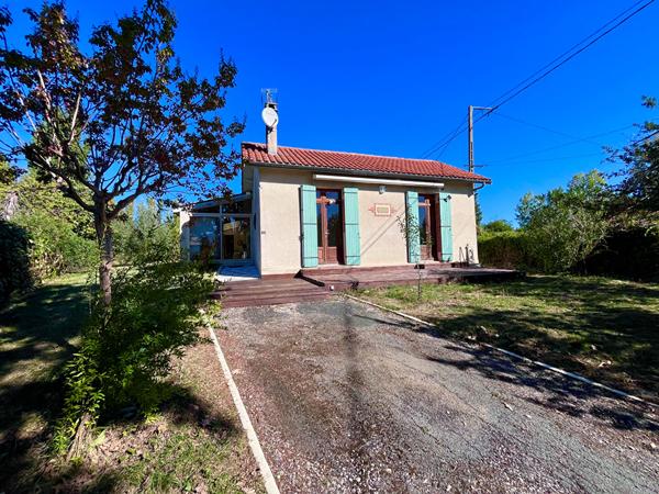 Secteur Villeneuve-sur-Lot, découvrez cette maison de plain-pied de 147 m², comprenant également un appartement indépendant, le tout implanté sur un vaste terrain arboré de plus de 1 100 m². La maison principale se compose d'un séjour de 28,83 m², bénéfic , Villeneuve sur lot