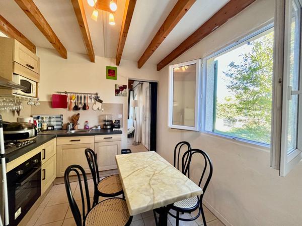 Secteur Villeneuve-sur-Lot, découvrez cette maison de plain-pied de 147 m², comprenant également un appartement indépendant, le tout implanté sur un vaste terrain arboré de plus de 1 100 m². La maison principale se compose d'un séjour de 28,83 m², bénéfic , Villeneuve sur lot