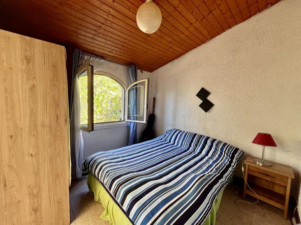 Secteur Villeneuve-sur-Lot, découvrez cette maison de plain-pied de 147 m², comprenant également un appartement indépendant, le tout implanté sur un vaste terrain arboré de plus de 1 100 m². La maison principale se compose d'un séjour de 28,83 m², bénéfic , Villeneuve sur lot