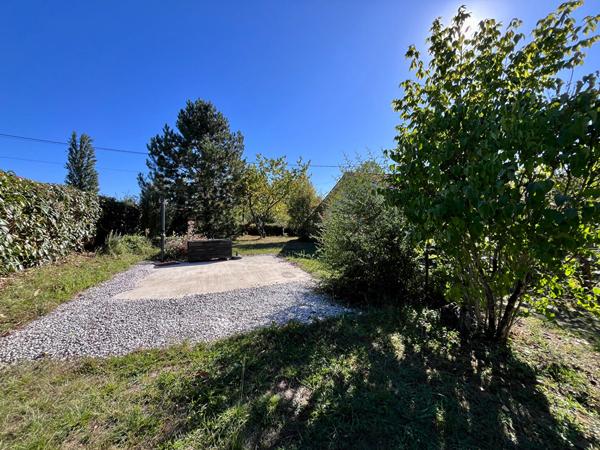 Secteur Villeneuve-sur-Lot, découvrez cette maison de plain-pied de 147 m², comprenant également un appartement indépendant, le tout implanté sur un vaste terrain arboré de plus de 1 100 m². La maison principale se compose d'un séjour de 28,83 m², bénéfic , Villeneuve sur lot