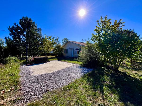Secteur Villeneuve-sur-Lot, découvrez cette maison de plain-pied de 147 m², comprenant également un appartement indépendant, le tout implanté sur un vaste terrain arboré de plus de 1 100 m². La maison principale se compose d'un séjour de 28,83 m², bénéfic , Villeneuve sur lot