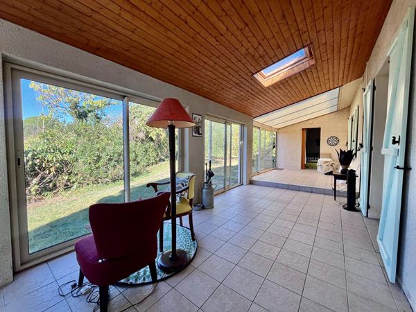Secteur Villeneuve-sur-Lot, découvrez cette maison de plain-pied de 147 m², comprenant également un appartement indépendant, le tout implanté sur un vaste terrain arboré de plus de 1 100 m². La maison principale se compose d'un séjour de 28,83 m², bénéfic , Villeneuve sur lot