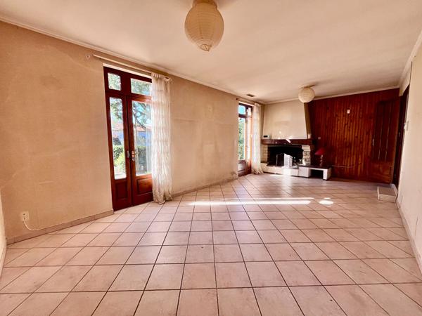 Secteur Villeneuve-sur-Lot, découvrez cette maison de plain-pied de 147 m², comprenant également un appartement indépendant, le tout implanté sur un vaste terrain arboré de plus de 1 100 m². La maison principale se compose d'un séjour de 28,83 m², bénéfic , Villeneuve sur lot