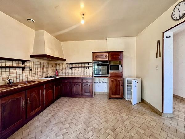 Secteur Villeneuve-sur-Lot, découvrez cette maison de plain-pied de 147 m², comprenant également un appartement indépendant, le tout implanté sur un vaste terrain arboré de plus de 1 100 m². La maison principale se compose d'un séjour de 28,83 m², bénéfic , Villeneuve sur lot