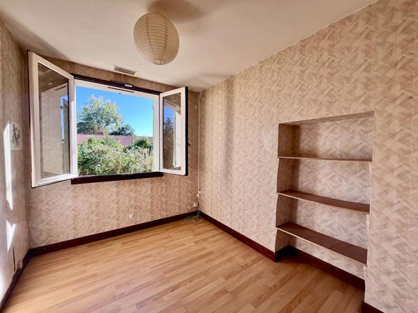 Secteur Villeneuve-sur-Lot, découvrez cette maison de plain-pied de 147 m², comprenant également un appartement indépendant, le tout implanté sur un vaste terrain arboré de plus de 1 100 m². La maison principale se compose d'un séjour de 28,83 m², bénéfic , Villeneuve sur lot