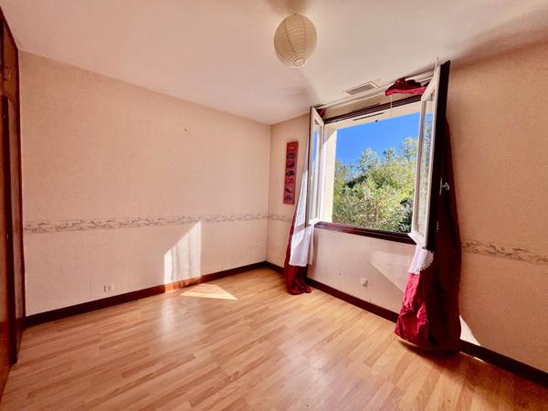 Secteur Villeneuve-sur-Lot, découvrez cette maison de plain-pied de 147 m², comprenant également un appartement indépendant, le tout implanté sur un vaste terrain arboré de plus de 1 100 m². La maison principale se compose d'un séjour de 28,83 m², bénéfic , Villeneuve sur lot