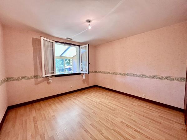 Secteur Villeneuve-sur-Lot, découvrez cette maison de plain-pied de 147 m², comprenant également un appartement indépendant, le tout implanté sur un vaste terrain arboré de plus de 1 100 m². La maison principale se compose d'un séjour de 28,83 m², bénéfic , Villeneuve sur lot