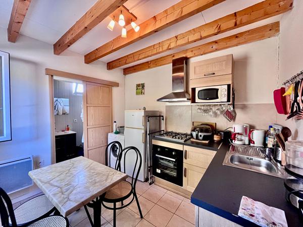 Secteur Villeneuve-sur-Lot, découvrez cette maison de plain-pied de 147 m², comprenant également un appartement indépendant, le tout implanté sur un vaste terrain arboré de plus de 1 100 m². La maison principale se compose d'un séjour de 28,83 m², bénéfic , Villeneuve sur lot