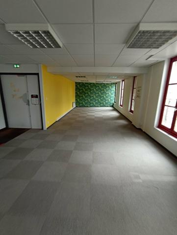 A VENDRE - BUREAUX DE 318m² SITUÉS EN BORDURE DE L'AVENUE DE PARIS A NIORT