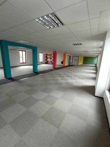A VENDRE - BUREAUX DE 318m² SITUÉS EN BORDURE DE L'AVENUE DE PARIS A NIORT