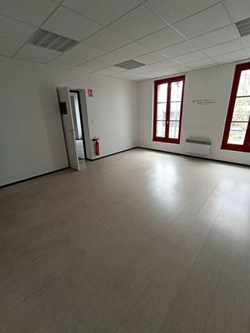 A VENDRE - BUREAUX DE 318m² SITUÉS EN BORDURE DE L'AVENUE DE PARIS A NIORT