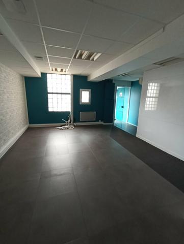 A VENDRE - BUREAUX DE 318m² SITUÉS EN BORDURE DE L'AVENUE DE PARIS A NIORT