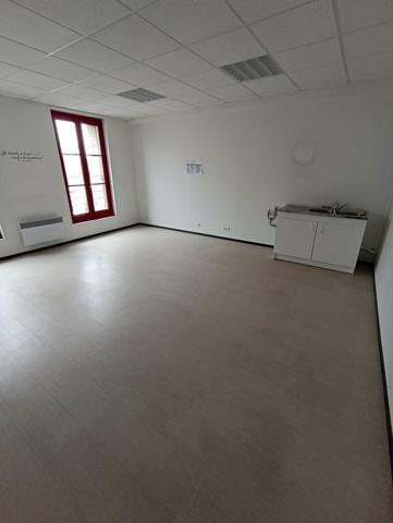 A VENDRE - BUREAUX DE 318m² SITUÉS EN BORDURE DE L'AVENUE DE PARIS A NIORT