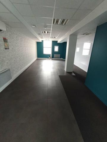 A VENDRE - BUREAUX DE 318m² SITUÉS EN BORDURE DE L'AVENUE DE PARIS A NIORT