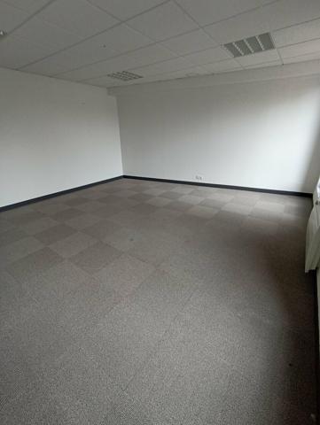 A VENDRE - BUREAUX DE 318m² SITUÉS EN BORDURE DE L'AVENUE DE PARIS A NIORT