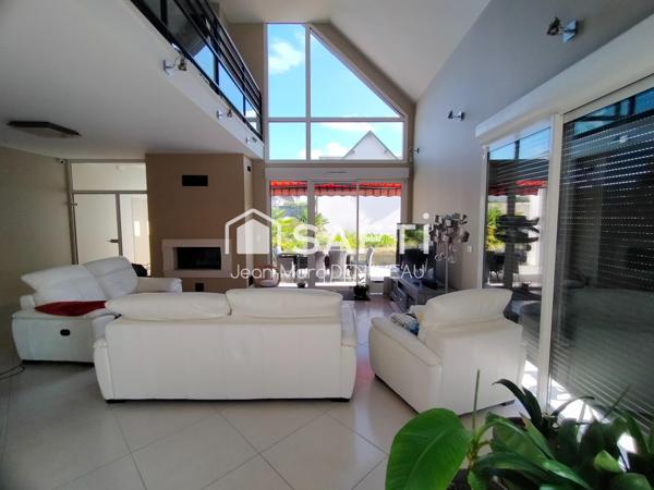 Rare, très spacieuse maison d'architecte , piscine intérieure