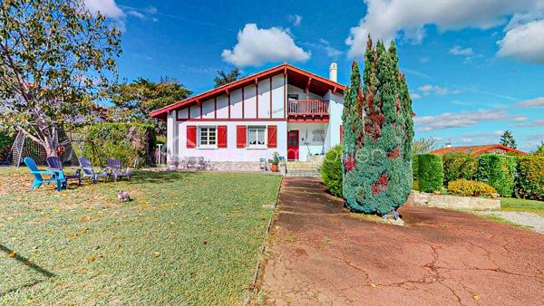 Située dans un quartier calme et recherché d'Espelette, cette spacieuse maison familiale de 223 m2 se trouve à moins de 10 minutes à pied du centre du village.
Elle bénéficie d'un environnement agréable, d'un beau jardin et d'une belle vue sur les montagnes.
Le rez-de-chaussée de la maison propose une vaste entrée, une pièce de vie d'environ 51 m2 réunissant salon et salle à manger avec sa cheminée, une grande cuisine indépendante aménagée et équipée, et un WC séparé. La partie nuit du rez-de-chaussée dispose de trois grandes chambres d'environ 16 m2 chacune, d'une salle de bains avec WC, d'une salle d'eau supplémentaire et d'une grande buanderie.
L'étage de la maison offre un vaste espace ouvert et baigné de lumière qui permet diverses possibilités d'aménagement : bureau, espace de travail, coin atelier ou espace détente. Il comprend également une jolie chambre avec sa salle d'eau et son WC. Un balcon couvert permet de profiter de la vue sur les montagnes et ajoute du charme supplémentaire à cet étage.
L'autre atout de la maison est son studio indépendant d'environ 21 m2. Il permet d'accueillir en toute tranquillité famille et amis, de préserver l'indépendance d'un proche, de créer un espace de travail ou d'envisager un projet locatif.
A l'extérieur, le jardin dispose d'une belle piscine de 4 m x 9 m qui prolonge la terrasse couverte de la maison.
Enfin, un garage d'environ 20 m2 complète l'ensemble.

Les salles de bains et deux des chambres du rez-de-chaussée, même si elles sont très propres, peuvent mériter un rafraîchissement.

Equipements et confort :

- Climatisation
- Chaudière gaz à condensation
- PAC air/air combinée au ballon d'eau chaude
- Portail et porte de garage électriques
- Fenêtres de toits électriques à détecteurs de pluie
- Piscine avec couverture automatique solaire récente

Avec ses beaux volumes, ses espaces indépendants et son agréable environnement extérieur, cette maison offre de nombreuses possibilités.

Alors n'hésitez pas à me contacter pour plus d'informations et organiser une visite !

Lien pour la visite virtuelle sur demande.