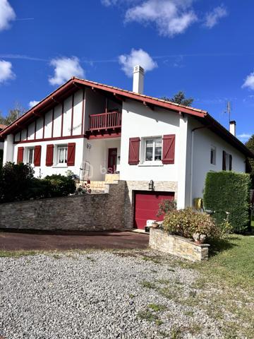 Située dans un quartier calme et recherché d'Espelette, cette spacieuse maison familiale de 223 m2 se trouve à moins de 10 minutes à pied du centre du village.
Elle bénéficie d'un environnement agréable, d'un beau jardin et d'une belle vue sur les montagnes.
Le rez-de-chaussée de la maison propose une vaste entrée, une pièce de vie d'environ 51 m2 réunissant salon et salle à manger avec sa cheminée, une grande cuisine indépendante aménagée et équipée, et un WC séparé. La partie nuit du rez-de-chaussée dispose de trois grandes chambres d'environ 16 m2 chacune, d'une salle de bains avec WC, d'une salle d'eau supplémentaire et d'une grande buanderie.
L'étage de la maison offre un vaste espace ouvert et baigné de lumière qui permet diverses possibilités d'aménagement : bureau, espace de travail, coin atelier ou espace détente. Il comprend également une jolie chambre avec sa salle d'eau et son WC. Un balcon couvert permet de profiter de la vue sur les montagnes et ajoute du charme supplémentaire à cet étage.
L'autre atout de la maison est son studio indépendant d'environ 21 m2. Il permet d'accueillir en toute tranquillité famille et amis, de préserver l'indépendance d'un proche, de créer un espace de travail ou d'envisager un projet locatif.
A l'extérieur, le jardin dispose d'une belle piscine de 4 m x 9 m qui prolonge la terrasse couverte de la maison.
Enfin, un garage d'environ 20 m2 complète l'ensemble.

Les salles de bains et deux des chambres du rez-de-chaussée, même si elles sont très propres, peuvent mériter un rafraîchissement.

Equipements et confort :

- Climatisation
- Chaudière gaz à condensation
- PAC air/air combinée au ballon d'eau chaude
- Portail et porte de garage électriques
- Fenêtres de toits électriques à détecteurs de pluie
- Piscine avec couverture automatique solaire récente

Avec ses beaux volumes, ses espaces indépendants et son agréable environnement extérieur, cette maison offre de nombreuses possibilités.

Alors n'hésitez pas à me contacter pour plus d'informations et organiser une visite !

Lien pour la visite virtuelle sur demande.