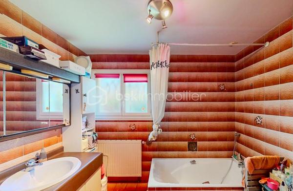 Située dans un quartier calme et recherché d'Espelette, cette spacieuse maison familiale de 223 m2 se trouve à moins de 10 minutes à pied du centre du village.
Elle bénéficie d'un environnement agréable, d'un beau jardin et d'une belle vue sur les montagnes.
Le rez-de-chaussée de la maison propose une vaste entrée, une pièce de vie d'environ 51 m2 réunissant salon et salle à manger avec sa cheminée, une grande cuisine indépendante aménagée et équipée, et un WC séparé. La partie nuit du rez-de-chaussée dispose de trois grandes chambres d'environ 16 m2 chacune, d'une salle de bains avec WC, d'une salle d'eau supplémentaire et d'une grande buanderie.
L'étage de la maison offre un vaste espace ouvert et baigné de lumière qui permet diverses possibilités d'aménagement : bureau, espace de travail, coin atelier ou espace détente. Il comprend également une jolie chambre avec sa salle d'eau et son WC. Un balcon couvert permet de profiter de la vue sur les montagnes et ajoute du charme supplémentaire à cet étage.
L'autre atout de la maison est son studio indépendant d'environ 21 m2. Il permet d'accueillir en toute tranquillité famille et amis, de préserver l'indépendance d'un proche, de créer un espace de travail ou d'envisager un projet locatif.
A l'extérieur, le jardin dispose d'une belle piscine de 4 m x 9 m qui prolonge la terrasse couverte de la maison.
Enfin, un garage d'environ 20 m2 complète l'ensemble.

Les salles de bains et deux des chambres du rez-de-chaussée, même si elles sont très propres, peuvent mériter un rafraîchissement.

Equipements et confort :

- Climatisation
- Chaudière gaz à condensation
- PAC air/air combinée au ballon d'eau chaude
- Portail et porte de garage électriques
- Fenêtres de toits électriques à détecteurs de pluie
- Piscine avec couverture automatique solaire récente

Avec ses beaux volumes, ses espaces indépendants et son agréable environnement extérieur, cette maison offre de nombreuses possibilités.

Alors n'hésitez pas à me contacter pour plus d'informations et organiser une visite !

Lien pour la visite virtuelle sur demande.