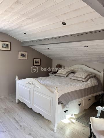 Située dans un quartier calme et recherché d'Espelette, cette spacieuse maison familiale de 223 m2 se trouve à moins de 10 minutes à pied du centre du village.
Elle bénéficie d'un environnement agréable, d'un beau jardin et d'une belle vue sur les montagnes.
Le rez-de-chaussée de la maison propose une vaste entrée, une pièce de vie d'environ 51 m2 réunissant salon et salle à manger avec sa cheminée, une grande cuisine indépendante aménagée et équipée, et un WC séparé. La partie nuit du rez-de-chaussée dispose de trois grandes chambres d'environ 16 m2 chacune, d'une salle de bains avec WC, d'une salle d'eau supplémentaire et d'une grande buanderie.
L'étage de la maison offre un vaste espace ouvert et baigné de lumière qui permet diverses possibilités d'aménagement : bureau, espace de travail, coin atelier ou espace détente. Il comprend également une jolie chambre avec sa salle d'eau et son WC. Un balcon couvert permet de profiter de la vue sur les montagnes et ajoute du charme supplémentaire à cet étage.
L'autre atout de la maison est son studio indépendant d'environ 21 m2. Il permet d'accueillir en toute tranquillité famille et amis, de préserver l'indépendance d'un proche, de créer un espace de travail ou d'envisager un projet locatif.
A l'extérieur, le jardin dispose d'une belle piscine de 4 m x 9 m qui prolonge la terrasse couverte de la maison.
Enfin, un garage d'environ 20 m2 complète l'ensemble.

Les salles de bains et deux des chambres du rez-de-chaussée, même si elles sont très propres, peuvent mériter un rafraîchissement.

Equipements et confort :

- Climatisation
- Chaudière gaz à condensation
- PAC air/air combinée au ballon d'eau chaude
- Portail et porte de garage électriques
- Fenêtres de toits électriques à détecteurs de pluie
- Piscine avec couverture automatique solaire récente

Avec ses beaux volumes, ses espaces indépendants et son agréable environnement extérieur, cette maison offre de nombreuses possibilités.

Alors n'hésitez pas à me contacter pour plus d'informations et organiser une visite !

Lien pour la visite virtuelle sur demande.