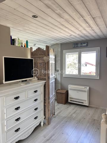 Située dans un quartier calme et recherché d'Espelette, cette spacieuse maison familiale de 223 m2 se trouve à moins de 10 minutes à pied du centre du village.
Elle bénéficie d'un environnement agréable, d'un beau jardin et d'une belle vue sur les montagnes.
Le rez-de-chaussée de la maison propose une vaste entrée, une pièce de vie d'environ 51 m2 réunissant salon et salle à manger avec sa cheminée, une grande cuisine indépendante aménagée et équipée, et un WC séparé. La partie nuit du rez-de-chaussée dispose de trois grandes chambres d'environ 16 m2 chacune, d'une salle de bains avec WC, d'une salle d'eau supplémentaire et d'une grande buanderie.
L'étage de la maison offre un vaste espace ouvert et baigné de lumière qui permet diverses possibilités d'aménagement : bureau, espace de travail, coin atelier ou espace détente. Il comprend également une jolie chambre avec sa salle d'eau et son WC. Un balcon couvert permet de profiter de la vue sur les montagnes et ajoute du charme supplémentaire à cet étage.
L'autre atout de la maison est son studio indépendant d'environ 21 m2. Il permet d'accueillir en toute tranquillité famille et amis, de préserver l'indépendance d'un proche, de créer un espace de travail ou d'envisager un projet locatif.
A l'extérieur, le jardin dispose d'une belle piscine de 4 m x 9 m qui prolonge la terrasse couverte de la maison.
Enfin, un garage d'environ 20 m2 complète l'ensemble.

Les salles de bains et deux des chambres du rez-de-chaussée, même si elles sont très propres, peuvent mériter un rafraîchissement.

Equipements et confort :

- Climatisation
- Chaudière gaz à condensation
- PAC air/air combinée au ballon d'eau chaude
- Portail et porte de garage électriques
- Fenêtres de toits électriques à détecteurs de pluie
- Piscine avec couverture automatique solaire récente

Avec ses beaux volumes, ses espaces indépendants et son agréable environnement extérieur, cette maison offre de nombreuses possibilités.

Alors n'hésitez pas à me contacter pour plus d'informations et organiser une visite !

Lien pour la visite virtuelle sur demande.