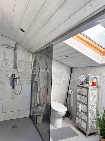 Située dans un quartier calme et recherché d'Espelette, cette spacieuse maison familiale de 223 m2 se trouve à moins de 10 minutes à pied du centre du village.
Elle bénéficie d'un environnement agréable, d'un beau jardin et d'une belle vue sur les montagnes.
Le rez-de-chaussée de la maison propose une vaste entrée, une pièce de vie d'environ 51 m2 réunissant salon et salle à manger avec sa cheminée, une grande cuisine indépendante aménagée et équipée, et un WC séparé. La partie nuit du rez-de-chaussée dispose de trois grandes chambres d'environ 16 m2 chacune, d'une salle de bains avec WC, d'une salle d'eau supplémentaire et d'une grande buanderie.
L'étage de la maison offre un vaste espace ouvert et baigné de lumière qui permet diverses possibilités d'aménagement : bureau, espace de travail, coin atelier ou espace détente. Il comprend également une jolie chambre avec sa salle d'eau et son WC. Un balcon couvert permet de profiter de la vue sur les montagnes et ajoute du charme supplémentaire à cet étage.
L'autre atout de la maison est son studio indépendant d'environ 21 m2. Il permet d'accueillir en toute tranquillité famille et amis, de préserver l'indépendance d'un proche, de créer un espace de travail ou d'envisager un projet locatif.
A l'extérieur, le jardin dispose d'une belle piscine de 4 m x 9 m qui prolonge la terrasse couverte de la maison.
Enfin, un garage d'environ 20 m2 complète l'ensemble.

Les salles de bains et deux des chambres du rez-de-chaussée, même si elles sont très propres, peuvent mériter un rafraîchissement.

Equipements et confort :

- Climatisation
- Chaudière gaz à condensation
- PAC air/air combinée au ballon d'eau chaude
- Portail et porte de garage électriques
- Fenêtres de toits électriques à détecteurs de pluie
- Piscine avec couverture automatique solaire récente

Avec ses beaux volumes, ses espaces indépendants et son agréable environnement extérieur, cette maison offre de nombreuses possibilités.

Alors n'hésitez pas à me contacter pour plus d'informations et organiser une visite !

Lien pour la visite virtuelle sur demande.