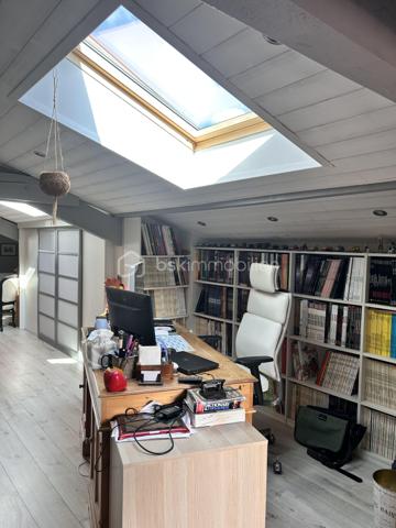 Située dans un quartier calme et recherché d'Espelette, cette spacieuse maison familiale de 223 m2 se trouve à moins de 10 minutes à pied du centre du village.
Elle bénéficie d'un environnement agréable, d'un beau jardin et d'une belle vue sur les montagnes.
Le rez-de-chaussée de la maison propose une vaste entrée, une pièce de vie d'environ 51 m2 réunissant salon et salle à manger avec sa cheminée, une grande cuisine indépendante aménagée et équipée, et un WC séparé. La partie nuit du rez-de-chaussée dispose de trois grandes chambres d'environ 16 m2 chacune, d'une salle de bains avec WC, d'une salle d'eau supplémentaire et d'une grande buanderie.
L'étage de la maison offre un vaste espace ouvert et baigné de lumière qui permet diverses possibilités d'aménagement : bureau, espace de travail, coin atelier ou espace détente. Il comprend également une jolie chambre avec sa salle d'eau et son WC. Un balcon couvert permet de profiter de la vue sur les montagnes et ajoute du charme supplémentaire à cet étage.
L'autre atout de la maison est son studio indépendant d'environ 21 m2. Il permet d'accueillir en toute tranquillité famille et amis, de préserver l'indépendance d'un proche, de créer un espace de travail ou d'envisager un projet locatif.
A l'extérieur, le jardin dispose d'une belle piscine de 4 m x 9 m qui prolonge la terrasse couverte de la maison.
Enfin, un garage d'environ 20 m2 complète l'ensemble.

Les salles de bains et deux des chambres du rez-de-chaussée, même si elles sont très propres, peuvent mériter un rafraîchissement.

Equipements et confort :

- Climatisation
- Chaudière gaz à condensation
- PAC air/air combinée au ballon d'eau chaude
- Portail et porte de garage électriques
- Fenêtres de toits électriques à détecteurs de pluie
- Piscine avec couverture automatique solaire récente

Avec ses beaux volumes, ses espaces indépendants et son agréable environnement extérieur, cette maison offre de nombreuses possibilités.

Alors n'hésitez pas à me contacter pour plus d'informations et organiser une visite !

Lien pour la visite virtuelle sur demande.