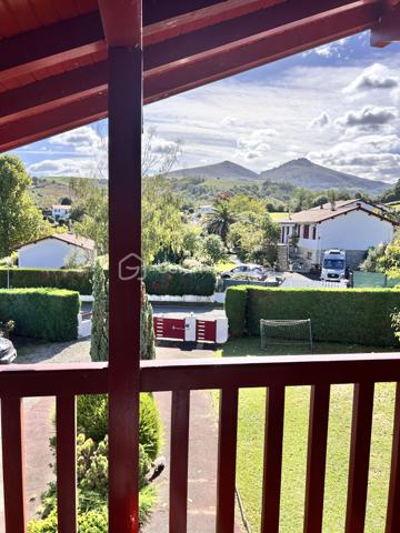Située dans un quartier calme et recherché d'Espelette, cette spacieuse maison familiale de 223 m2 se trouve à moins de 10 minutes à pied du centre du village.
Elle bénéficie d'un environnement agréable, d'un beau jardin et d'une belle vue sur les montagnes.
Le rez-de-chaussée de la maison propose une vaste entrée, une pièce de vie d'environ 51 m2 réunissant salon et salle à manger avec sa cheminée, une grande cuisine indépendante aménagée et équipée, et un WC séparé. La partie nuit du rez-de-chaussée dispose de trois grandes chambres d'environ 16 m2 chacune, d'une salle de bains avec WC, d'une salle d'eau supplémentaire et d'une grande buanderie.
L'étage de la maison offre un vaste espace ouvert et baigné de lumière qui permet diverses possibilités d'aménagement : bureau, espace de travail, coin atelier ou espace détente. Il comprend également une jolie chambre avec sa salle d'eau et son WC. Un balcon couvert permet de profiter de la vue sur les montagnes et ajoute du charme supplémentaire à cet étage.
L'autre atout de la maison est son studio indépendant d'environ 21 m2. Il permet d'accueillir en toute tranquillité famille et amis, de préserver l'indépendance d'un proche, de créer un espace de travail ou d'envisager un projet locatif.
A l'extérieur, le jardin dispose d'une belle piscine de 4 m x 9 m qui prolonge la terrasse couverte de la maison.
Enfin, un garage d'environ 20 m2 complète l'ensemble.

Les salles de bains et deux des chambres du rez-de-chaussée, même si elles sont très propres, peuvent mériter un rafraîchissement.

Equipements et confort :

- Climatisation
- Chaudière gaz à condensation
- PAC air/air combinée au ballon d'eau chaude
- Portail et porte de garage électriques
- Fenêtres de toits électriques à détecteurs de pluie
- Piscine avec couverture automatique solaire récente

Avec ses beaux volumes, ses espaces indépendants et son agréable environnement extérieur, cette maison offre de nombreuses possibilités.

Alors n'hésitez pas à me contacter pour plus d'informations et organiser une visite !

Lien pour la visite virtuelle sur demande.