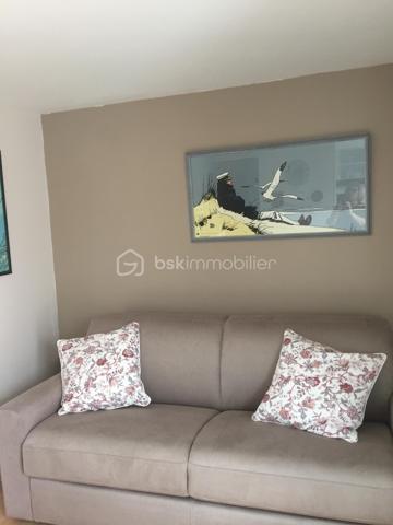 Située dans un quartier calme et recherché d'Espelette, cette spacieuse maison familiale de 223 m2 se trouve à moins de 10 minutes à pied du centre du village.
Elle bénéficie d'un environnement agréable, d'un beau jardin et d'une belle vue sur les montagnes.
Le rez-de-chaussée de la maison propose une vaste entrée, une pièce de vie d'environ 51 m2 réunissant salon et salle à manger avec sa cheminée, une grande cuisine indépendante aménagée et équipée, et un WC séparé. La partie nuit du rez-de-chaussée dispose de trois grandes chambres d'environ 16 m2 chacune, d'une salle de bains avec WC, d'une salle d'eau supplémentaire et d'une grande buanderie.
L'étage de la maison offre un vaste espace ouvert et baigné de lumière qui permet diverses possibilités d'aménagement : bureau, espace de travail, coin atelier ou espace détente. Il comprend également une jolie chambre avec sa salle d'eau et son WC. Un balcon couvert permet de profiter de la vue sur les montagnes et ajoute du charme supplémentaire à cet étage.
L'autre atout de la maison est son studio indépendant d'environ 21 m2. Il permet d'accueillir en toute tranquillité famille et amis, de préserver l'indépendance d'un proche, de créer un espace de travail ou d'envisager un projet locatif.
A l'extérieur, le jardin dispose d'une belle piscine de 4 m x 9 m qui prolonge la terrasse couverte de la maison.
Enfin, un garage d'environ 20 m2 complète l'ensemble.

Les salles de bains et deux des chambres du rez-de-chaussée, même si elles sont très propres, peuvent mériter un rafraîchissement.

Equipements et confort :

- Climatisation
- Chaudière gaz à condensation
- PAC air/air combinée au ballon d'eau chaude
- Portail et porte de garage électriques
- Fenêtres de toits électriques à détecteurs de pluie
- Piscine avec couverture automatique solaire récente

Avec ses beaux volumes, ses espaces indépendants et son agréable environnement extérieur, cette maison offre de nombreuses possibilités.

Alors n'hésitez pas à me contacter pour plus d'informations et organiser une visite !

Lien pour la visite virtuelle sur demande.