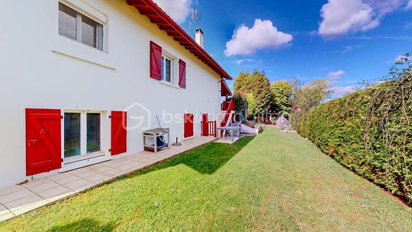 Située dans un quartier calme et recherché d'Espelette, cette spacieuse maison familiale de 223 m2 se trouve à moins de 10 minutes à pied du centre du village.
Elle bénéficie d'un environnement agréable, d'un beau jardin et d'une belle vue sur les montagnes.
Le rez-de-chaussée de la maison propose une vaste entrée, une pièce de vie d'environ 51 m2 réunissant salon et salle à manger avec sa cheminée, une grande cuisine indépendante aménagée et équipée, et un WC séparé. La partie nuit du rez-de-chaussée dispose de trois grandes chambres d'environ 16 m2 chacune, d'une salle de bains avec WC, d'une salle d'eau supplémentaire et d'une grande buanderie.
L'étage de la maison offre un vaste espace ouvert et baigné de lumière qui permet diverses possibilités d'aménagement : bureau, espace de travail, coin atelier ou espace détente. Il comprend également une jolie chambre avec sa salle d'eau et son WC. Un balcon couvert permet de profiter de la vue sur les montagnes et ajoute du charme supplémentaire à cet étage.
L'autre atout de la maison est son studio indépendant d'environ 21 m2. Il permet d'accueillir en toute tranquillité famille et amis, de préserver l'indépendance d'un proche, de créer un espace de travail ou d'envisager un projet locatif.
A l'extérieur, le jardin dispose d'une belle piscine de 4 m x 9 m qui prolonge la terrasse couverte de la maison.
Enfin, un garage d'environ 20 m2 complète l'ensemble.

Les salles de bains et deux des chambres du rez-de-chaussée, même si elles sont très propres, peuvent mériter un rafraîchissement.

Equipements et confort :

- Climatisation
- Chaudière gaz à condensation
- PAC air/air combinée au ballon d'eau chaude
- Portail et porte de garage électriques
- Fenêtres de toits électriques à détecteurs de pluie
- Piscine avec couverture automatique solaire récente

Avec ses beaux volumes, ses espaces indépendants et son agréable environnement extérieur, cette maison offre de nombreuses possibilités.

Alors n'hésitez pas à me contacter pour plus d'informations et organiser une visite !

Lien pour la visite virtuelle sur demande.