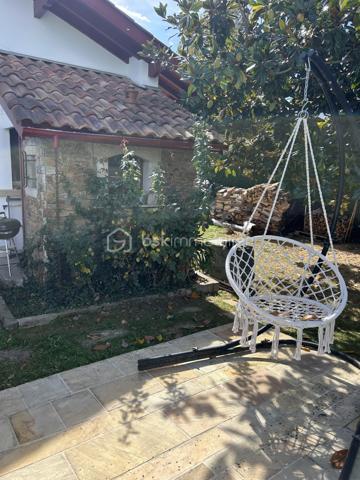 Située dans un quartier calme et recherché d'Espelette, cette spacieuse maison familiale de 223 m2 se trouve à moins de 10 minutes à pied du centre du village.
Elle bénéficie d'un environnement agréable, d'un beau jardin et d'une belle vue sur les montagnes.
Le rez-de-chaussée de la maison propose une vaste entrée, une pièce de vie d'environ 51 m2 réunissant salon et salle à manger avec sa cheminée, une grande cuisine indépendante aménagée et équipée, et un WC séparé. La partie nuit du rez-de-chaussée dispose de trois grandes chambres d'environ 16 m2 chacune, d'une salle de bains avec WC, d'une salle d'eau supplémentaire et d'une grande buanderie.
L'étage de la maison offre un vaste espace ouvert et baigné de lumière qui permet diverses possibilités d'aménagement : bureau, espace de travail, coin atelier ou espace détente. Il comprend également une jolie chambre avec sa salle d'eau et son WC. Un balcon couvert permet de profiter de la vue sur les montagnes et ajoute du charme supplémentaire à cet étage.
L'autre atout de la maison est son studio indépendant d'environ 21 m2. Il permet d'accueillir en toute tranquillité famille et amis, de préserver l'indépendance d'un proche, de créer un espace de travail ou d'envisager un projet locatif.
A l'extérieur, le jardin dispose d'une belle piscine de 4 m x 9 m qui prolonge la terrasse couverte de la maison.
Enfin, un garage d'environ 20 m2 complète l'ensemble.

Les salles de bains et deux des chambres du rez-de-chaussée, même si elles sont très propres, peuvent mériter un rafraîchissement.

Equipements et confort :

- Climatisation
- Chaudière gaz à condensation
- PAC air/air combinée au ballon d'eau chaude
- Portail et porte de garage électriques
- Fenêtres de toits électriques à détecteurs de pluie
- Piscine avec couverture automatique solaire récente

Avec ses beaux volumes, ses espaces indépendants et son agréable environnement extérieur, cette maison offre de nombreuses possibilités.

Alors n'hésitez pas à me contacter pour plus d'informations et organiser une visite !

Lien pour la visite virtuelle sur demande.