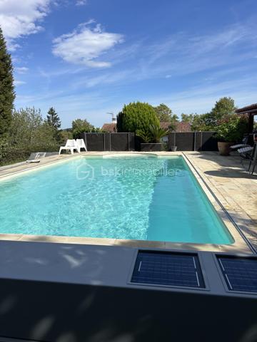 Située dans un quartier calme et recherché d'Espelette, cette spacieuse maison familiale de 223 m2 se trouve à moins de 10 minutes à pied du centre du village.
Elle bénéficie d'un environnement agréable, d'un beau jardin et d'une belle vue sur les montagnes.
Le rez-de-chaussée de la maison propose une vaste entrée, une pièce de vie d'environ 51 m2 réunissant salon et salle à manger avec sa cheminée, une grande cuisine indépendante aménagée et équipée, et un WC séparé. La partie nuit du rez-de-chaussée dispose de trois grandes chambres d'environ 16 m2 chacune, d'une salle de bains avec WC, d'une salle d'eau supplémentaire et d'une grande buanderie.
L'étage de la maison offre un vaste espace ouvert et baigné de lumière qui permet diverses possibilités d'aménagement : bureau, espace de travail, coin atelier ou espace détente. Il comprend également une jolie chambre avec sa salle d'eau et son WC. Un balcon couvert permet de profiter de la vue sur les montagnes et ajoute du charme supplémentaire à cet étage.
L'autre atout de la maison est son studio indépendant d'environ 21 m2. Il permet d'accueillir en toute tranquillité famille et amis, de préserver l'indépendance d'un proche, de créer un espace de travail ou d'envisager un projet locatif.
A l'extérieur, le jardin dispose d'une belle piscine de 4 m x 9 m qui prolonge la terrasse couverte de la maison.
Enfin, un garage d'environ 20 m2 complète l'ensemble.

Les salles de bains et deux des chambres du rez-de-chaussée, même si elles sont très propres, peuvent mériter un rafraîchissement.

Equipements et confort :

- Climatisation
- Chaudière gaz à condensation
- PAC air/air combinée au ballon d'eau chaude
- Portail et porte de garage électriques
- Fenêtres de toits électriques à détecteurs de pluie
- Piscine avec couverture automatique solaire récente

Avec ses beaux volumes, ses espaces indépendants et son agréable environnement extérieur, cette maison offre de nombreuses possibilités.

Alors n'hésitez pas à me contacter pour plus d'informations et organiser une visite !

Lien pour la visite virtuelle sur demande.