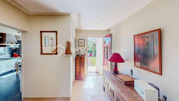 Située dans un quartier calme et recherché d'Espelette, cette spacieuse maison familiale de 223 m2 se trouve à moins de 10 minutes à pied du centre du village.
Elle bénéficie d'un environnement agréable, d'un beau jardin et d'une belle vue sur les montagnes.
Le rez-de-chaussée de la maison propose une vaste entrée, une pièce de vie d'environ 51 m2 réunissant salon et salle à manger avec sa cheminée, une grande cuisine indépendante aménagée et équipée, et un WC séparé. La partie nuit du rez-de-chaussée dispose de trois grandes chambres d'environ 16 m2 chacune, d'une salle de bains avec WC, d'une salle d'eau supplémentaire et d'une grande buanderie.
L'étage de la maison offre un vaste espace ouvert et baigné de lumière qui permet diverses possibilités d'aménagement : bureau, espace de travail, coin atelier ou espace détente. Il comprend également une jolie chambre avec sa salle d'eau et son WC. Un balcon couvert permet de profiter de la vue sur les montagnes et ajoute du charme supplémentaire à cet étage.
L'autre atout de la maison est son studio indépendant d'environ 21 m2. Il permet d'accueillir en toute tranquillité famille et amis, de préserver l'indépendance d'un proche, de créer un espace de travail ou d'envisager un projet locatif.
A l'extérieur, le jardin dispose d'une belle piscine de 4 m x 9 m qui prolonge la terrasse couverte de la maison.
Enfin, un garage d'environ 20 m2 complète l'ensemble.

Les salles de bains et deux des chambres du rez-de-chaussée, même si elles sont très propres, peuvent mériter un rafraîchissement.

Equipements et confort :

- Climatisation
- Chaudière gaz à condensation
- PAC air/air combinée au ballon d'eau chaude
- Portail et porte de garage électriques
- Fenêtres de toits électriques à détecteurs de pluie
- Piscine avec couverture automatique solaire récente

Avec ses beaux volumes, ses espaces indépendants et son agréable environnement extérieur, cette maison offre de nombreuses possibilités.

Alors n'hésitez pas à me contacter pour plus d'informations et organiser une visite !

Lien pour la visite virtuelle sur demande.