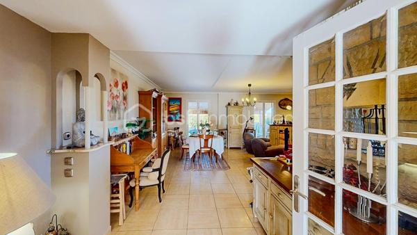 Située dans un quartier calme et recherché d'Espelette, cette spacieuse maison familiale de 223 m2 se trouve à moins de 10 minutes à pied du centre du village.
Elle bénéficie d'un environnement agréable, d'un beau jardin et d'une belle vue sur les montagnes.
Le rez-de-chaussée de la maison propose une vaste entrée, une pièce de vie d'environ 51 m2 réunissant salon et salle à manger avec sa cheminée, une grande cuisine indépendante aménagée et équipée, et un WC séparé. La partie nuit du rez-de-chaussée dispose de trois grandes chambres d'environ 16 m2 chacune, d'une salle de bains avec WC, d'une salle d'eau supplémentaire et d'une grande buanderie.
L'étage de la maison offre un vaste espace ouvert et baigné de lumière qui permet diverses possibilités d'aménagement : bureau, espace de travail, coin atelier ou espace détente. Il comprend également une jolie chambre avec sa salle d'eau et son WC. Un balcon couvert permet de profiter de la vue sur les montagnes et ajoute du charme supplémentaire à cet étage.
L'autre atout de la maison est son studio indépendant d'environ 21 m2. Il permet d'accueillir en toute tranquillité famille et amis, de préserver l'indépendance d'un proche, de créer un espace de travail ou d'envisager un projet locatif.
A l'extérieur, le jardin dispose d'une belle piscine de 4 m x 9 m qui prolonge la terrasse couverte de la maison.
Enfin, un garage d'environ 20 m2 complète l'ensemble.

Les salles de bains et deux des chambres du rez-de-chaussée, même si elles sont très propres, peuvent mériter un rafraîchissement.

Equipements et confort :

- Climatisation
- Chaudière gaz à condensation
- PAC air/air combinée au ballon d'eau chaude
- Portail et porte de garage électriques
- Fenêtres de toits électriques à détecteurs de pluie
- Piscine avec couverture automatique solaire récente

Avec ses beaux volumes, ses espaces indépendants et son agréable environnement extérieur, cette maison offre de nombreuses possibilités.

Alors n'hésitez pas à me contacter pour plus d'informations et organiser une visite !

Lien pour la visite virtuelle sur demande.