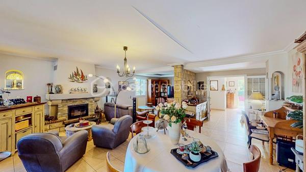 Située dans un quartier calme et recherché d'Espelette, cette spacieuse maison familiale de 223 m2 se trouve à moins de 10 minutes à pied du centre du village.
Elle bénéficie d'un environnement agréable, d'un beau jardin et d'une belle vue sur les montagnes.
Le rez-de-chaussée de la maison propose une vaste entrée, une pièce de vie d'environ 51 m2 réunissant salon et salle à manger avec sa cheminée, une grande cuisine indépendante aménagée et équipée, et un WC séparé. La partie nuit du rez-de-chaussée dispose de trois grandes chambres d'environ 16 m2 chacune, d'une salle de bains avec WC, d'une salle d'eau supplémentaire et d'une grande buanderie.
L'étage de la maison offre un vaste espace ouvert et baigné de lumière qui permet diverses possibilités d'aménagement : bureau, espace de travail, coin atelier ou espace détente. Il comprend également une jolie chambre avec sa salle d'eau et son WC. Un balcon couvert permet de profiter de la vue sur les montagnes et ajoute du charme supplémentaire à cet étage.
L'autre atout de la maison est son studio indépendant d'environ 21 m2. Il permet d'accueillir en toute tranquillité famille et amis, de préserver l'indépendance d'un proche, de créer un espace de travail ou d'envisager un projet locatif.
A l'extérieur, le jardin dispose d'une belle piscine de 4 m x 9 m qui prolonge la terrasse couverte de la maison.
Enfin, un garage d'environ 20 m2 complète l'ensemble.

Les salles de bains et deux des chambres du rez-de-chaussée, même si elles sont très propres, peuvent mériter un rafraîchissement.

Equipements et confort :

- Climatisation
- Chaudière gaz à condensation
- PAC air/air combinée au ballon d'eau chaude
- Portail et porte de garage électriques
- Fenêtres de toits électriques à détecteurs de pluie
- Piscine avec couverture automatique solaire récente

Avec ses beaux volumes, ses espaces indépendants et son agréable environnement extérieur, cette maison offre de nombreuses possibilités.

Alors n'hésitez pas à me contacter pour plus d'informations et organiser une visite !

Lien pour la visite virtuelle sur demande.