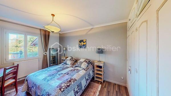 Située dans un quartier calme et recherché d'Espelette, cette spacieuse maison familiale de 223 m2 se trouve à moins de 10 minutes à pied du centre du village.
Elle bénéficie d'un environnement agréable, d'un beau jardin et d'une belle vue sur les montagnes.
Le rez-de-chaussée de la maison propose une vaste entrée, une pièce de vie d'environ 51 m2 réunissant salon et salle à manger avec sa cheminée, une grande cuisine indépendante aménagée et équipée, et un WC séparé. La partie nuit du rez-de-chaussée dispose de trois grandes chambres d'environ 16 m2 chacune, d'une salle de bains avec WC, d'une salle d'eau supplémentaire et d'une grande buanderie.
L'étage de la maison offre un vaste espace ouvert et baigné de lumière qui permet diverses possibilités d'aménagement : bureau, espace de travail, coin atelier ou espace détente. Il comprend également une jolie chambre avec sa salle d'eau et son WC. Un balcon couvert permet de profiter de la vue sur les montagnes et ajoute du charme supplémentaire à cet étage.
L'autre atout de la maison est son studio indépendant d'environ 21 m2. Il permet d'accueillir en toute tranquillité famille et amis, de préserver l'indépendance d'un proche, de créer un espace de travail ou d'envisager un projet locatif.
A l'extérieur, le jardin dispose d'une belle piscine de 4 m x 9 m qui prolonge la terrasse couverte de la maison.
Enfin, un garage d'environ 20 m2 complète l'ensemble.

Les salles de bains et deux des chambres du rez-de-chaussée, même si elles sont très propres, peuvent mériter un rafraîchissement.

Equipements et confort :

- Climatisation
- Chaudière gaz à condensation
- PAC air/air combinée au ballon d'eau chaude
- Portail et porte de garage électriques
- Fenêtres de toits électriques à détecteurs de pluie
- Piscine avec couverture automatique solaire récente

Avec ses beaux volumes, ses espaces indépendants et son agréable environnement extérieur, cette maison offre de nombreuses possibilités.

Alors n'hésitez pas à me contacter pour plus d'informations et organiser une visite !

Lien pour la visite virtuelle sur demande.