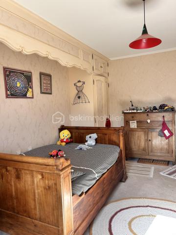 Située dans un quartier calme et recherché d'Espelette, cette spacieuse maison familiale de 223 m2 se trouve à moins de 10 minutes à pied du centre du village.
Elle bénéficie d'un environnement agréable, d'un beau jardin et d'une belle vue sur les montagnes.
Le rez-de-chaussée de la maison propose une vaste entrée, une pièce de vie d'environ 51 m2 réunissant salon et salle à manger avec sa cheminée, une grande cuisine indépendante aménagée et équipée, et un WC séparé. La partie nuit du rez-de-chaussée dispose de trois grandes chambres d'environ 16 m2 chacune, d'une salle de bains avec WC, d'une salle d'eau supplémentaire et d'une grande buanderie.
L'étage de la maison offre un vaste espace ouvert et baigné de lumière qui permet diverses possibilités d'aménagement : bureau, espace de travail, coin atelier ou espace détente. Il comprend également une jolie chambre avec sa salle d'eau et son WC. Un balcon couvert permet de profiter de la vue sur les montagnes et ajoute du charme supplémentaire à cet étage.
L'autre atout de la maison est son studio indépendant d'environ 21 m2. Il permet d'accueillir en toute tranquillité famille et amis, de préserver l'indépendance d'un proche, de créer un espace de travail ou d'envisager un projet locatif.
A l'extérieur, le jardin dispose d'une belle piscine de 4 m x 9 m qui prolonge la terrasse couverte de la maison.
Enfin, un garage d'environ 20 m2 complète l'ensemble.

Les salles de bains et deux des chambres du rez-de-chaussée, même si elles sont très propres, peuvent mériter un rafraîchissement.

Equipements et confort :

- Climatisation
- Chaudière gaz à condensation
- PAC air/air combinée au ballon d'eau chaude
- Portail et porte de garage électriques
- Fenêtres de toits électriques à détecteurs de pluie
- Piscine avec couverture automatique solaire récente

Avec ses beaux volumes, ses espaces indépendants et son agréable environnement extérieur, cette maison offre de nombreuses possibilités.

Alors n'hésitez pas à me contacter pour plus d'informations et organiser une visite !

Lien pour la visite virtuelle sur demande.