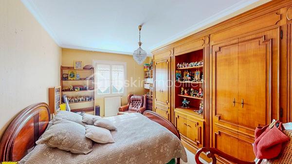 Située dans un quartier calme et recherché d'Espelette, cette spacieuse maison familiale de 223 m2 se trouve à moins de 10 minutes à pied du centre du village.
Elle bénéficie d'un environnement agréable, d'un beau jardin et d'une belle vue sur les montagnes.
Le rez-de-chaussée de la maison propose une vaste entrée, une pièce de vie d'environ 51 m2 réunissant salon et salle à manger avec sa cheminée, une grande cuisine indépendante aménagée et équipée, et un WC séparé. La partie nuit du rez-de-chaussée dispose de trois grandes chambres d'environ 16 m2 chacune, d'une salle de bains avec WC, d'une salle d'eau supplémentaire et d'une grande buanderie.
L'étage de la maison offre un vaste espace ouvert et baigné de lumière qui permet diverses possibilités d'aménagement : bureau, espace de travail, coin atelier ou espace détente. Il comprend également une jolie chambre avec sa salle d'eau et son WC. Un balcon couvert permet de profiter de la vue sur les montagnes et ajoute du charme supplémentaire à cet étage.
L'autre atout de la maison est son studio indépendant d'environ 21 m2. Il permet d'accueillir en toute tranquillité famille et amis, de préserver l'indépendance d'un proche, de créer un espace de travail ou d'envisager un projet locatif.
A l'extérieur, le jardin dispose d'une belle piscine de 4 m x 9 m qui prolonge la terrasse couverte de la maison.
Enfin, un garage d'environ 20 m2 complète l'ensemble.

Les salles de bains et deux des chambres du rez-de-chaussée, même si elles sont très propres, peuvent mériter un rafraîchissement.

Equipements et confort :

- Climatisation
- Chaudière gaz à condensation
- PAC air/air combinée au ballon d'eau chaude
- Portail et porte de garage électriques
- Fenêtres de toits électriques à détecteurs de pluie
- Piscine avec couverture automatique solaire récente

Avec ses beaux volumes, ses espaces indépendants et son agréable environnement extérieur, cette maison offre de nombreuses possibilités.

Alors n'hésitez pas à me contacter pour plus d'informations et organiser une visite !

Lien pour la visite virtuelle sur demande.