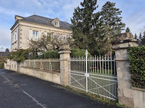 Maison
         7 pièces
        - 230 m² 399 000 € *