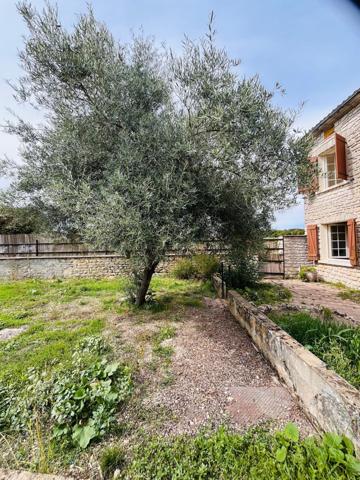 Maison de village en pierre avec dépendances à rénover