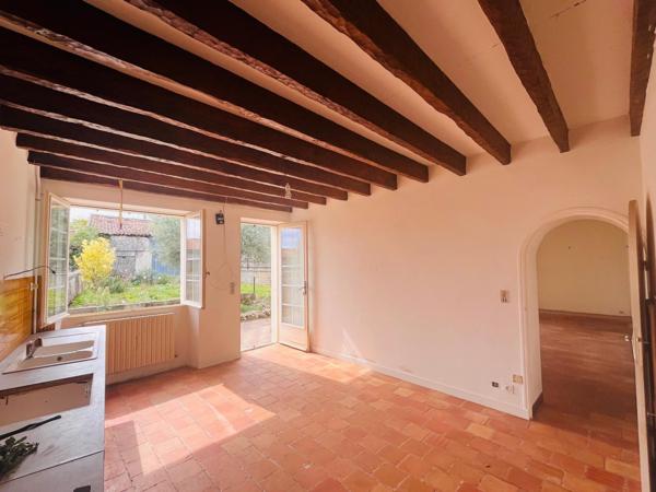 Maison de village en pierre avec dépendances à rénover