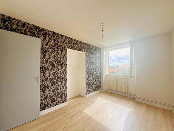 Maison de village en pierre avec dépendances à rénover