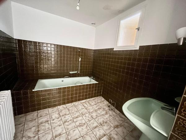 Maison de village en pierre avec dépendances à rénover