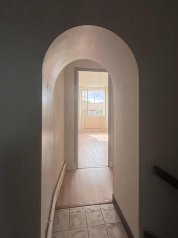 Maison de village en pierre avec dépendances à rénover