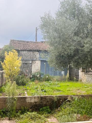 Maison de village en pierre avec dépendances à rénover