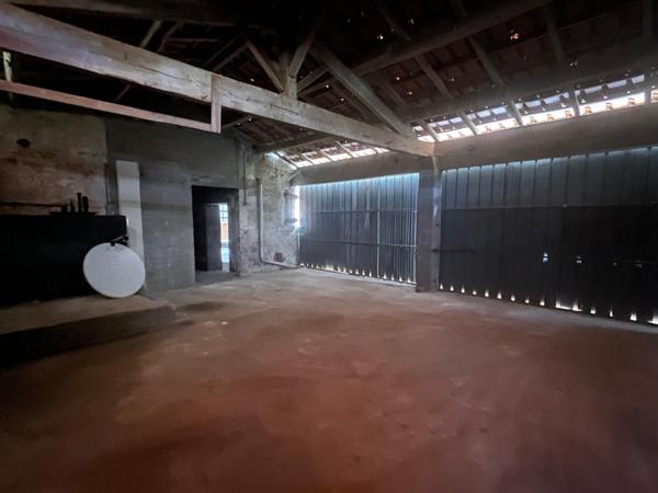 Maison de village en pierre avec dépendances à rénover