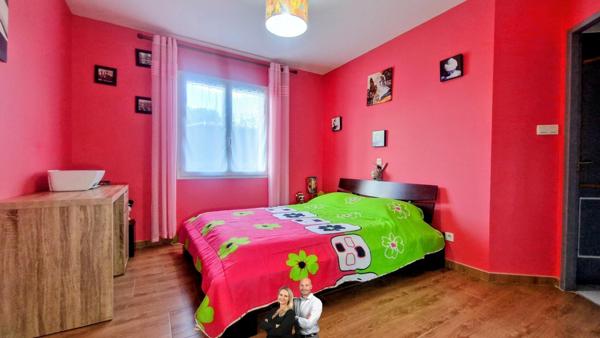 Maison de plain-pied de 2011 avec dépendance, piscine (2021), double garage – Terrain 1 240 m² – Quartier résidentiel très calme à Faugerolles